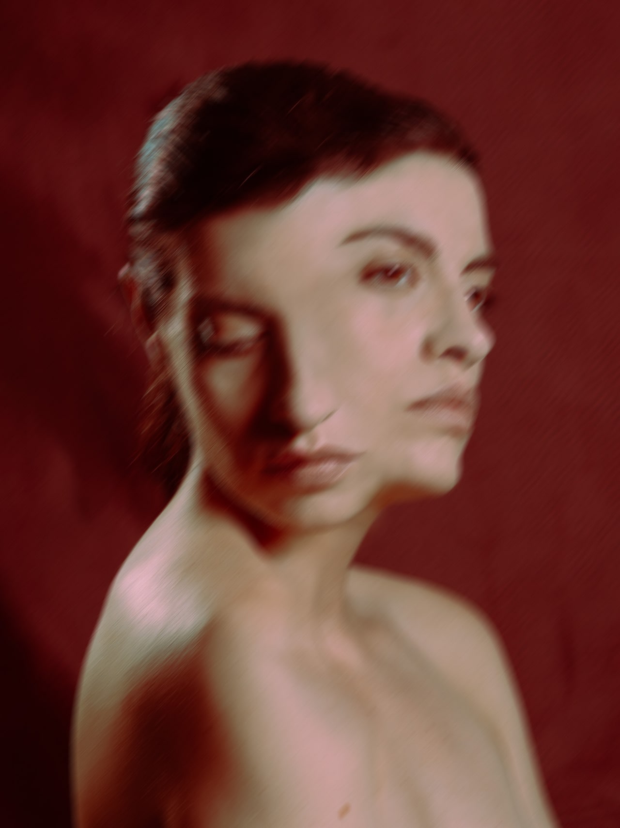Crimson Reverie II, retrato doble desenfocado mirando en direcciones opuestas