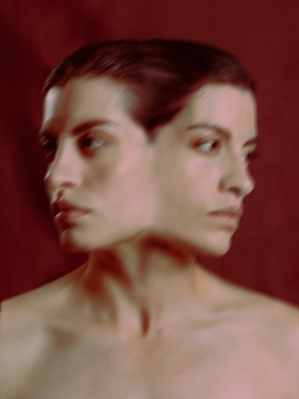 Crimson Reverie III, rostros reflejados y desenfocados sobre rojo